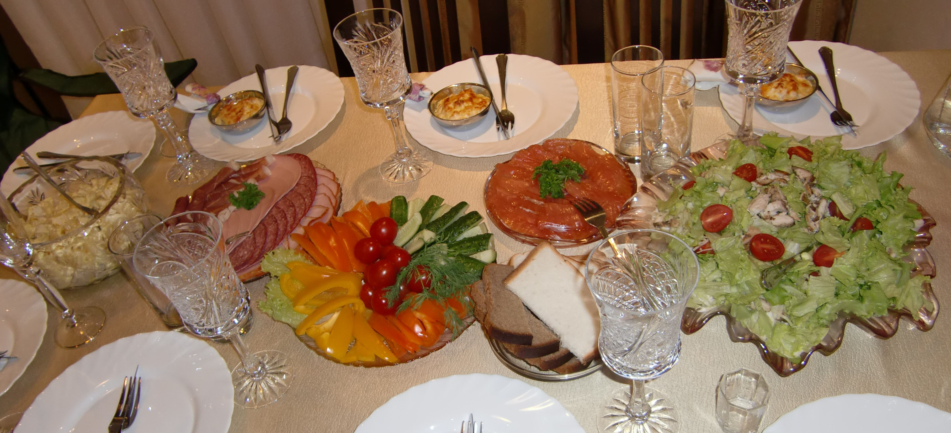 Dekket bord med salater