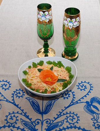 Enkel Gulrot sala og russiske glass
Dette er en meget enkel salat som du lager i en fei. Du blander bare sammen ingrediensene og så er salaten klar til servering. Den passer godt både til kjøtt og fisk. Aller best er den til grillmat. 