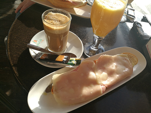 Appelsinjuice, kaffe og toast