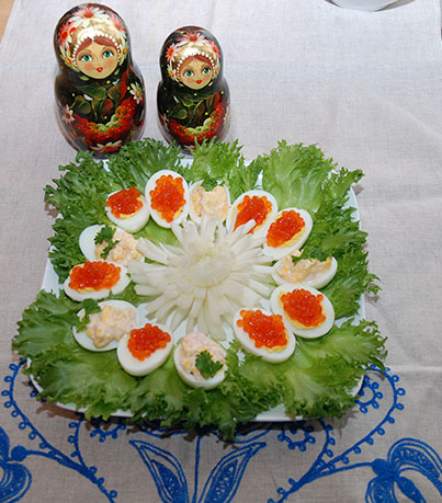 Festkledde fylte egg på en seng av grønne blader