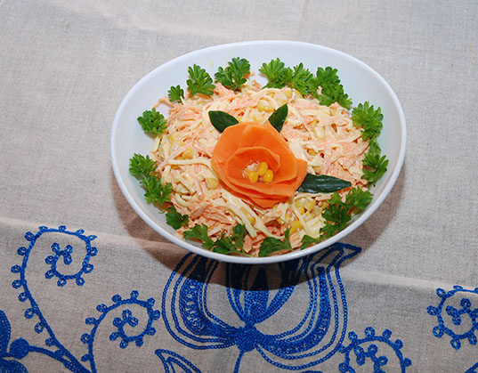 Salat med gulerøtter, mais og revet ost
Dette er en meget enkel salat som du lager i en fei. Du blander bare sammen ingrediensene og så er salaten klar til servering. Den passer godt både til kjøtt og fisk. Aller best er den til grillmat. 