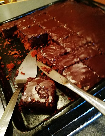 Sjokoladekake med glasur og strø, stekt i langpanne