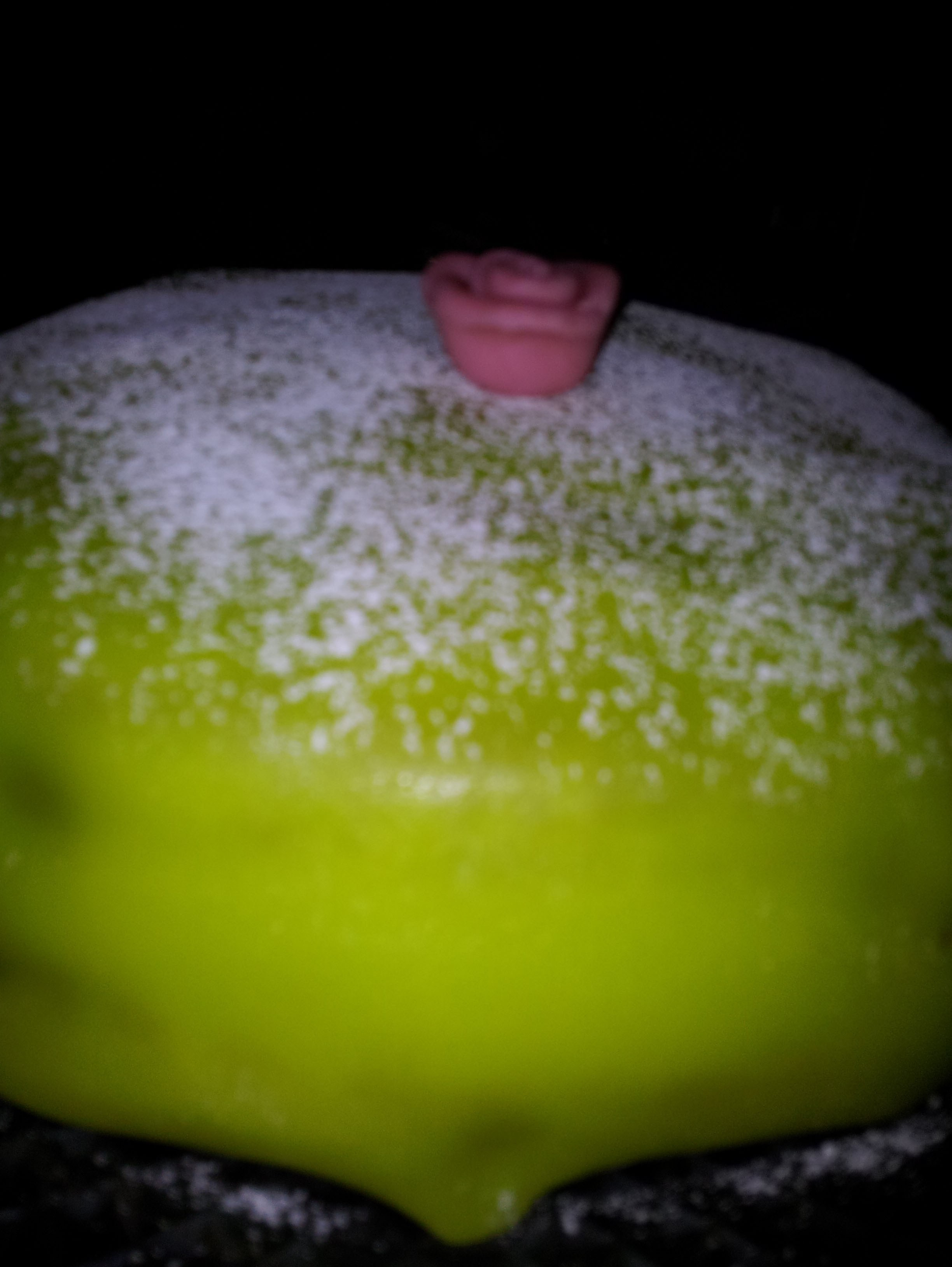 Prinsessekake Ingredienser bunn: 2 Egg 180 g Sukker 125 g Hvetemel 1 ½ ts Bakepulver 2 ts Vaniljesukker 1 dl Kokende vann Pynt og fyll: Vaniljekrem (for oppskrift trykk her) Bringebærsyltetøy 1 dl Kremfløte 500 g Marsipan Melis Marispanrose