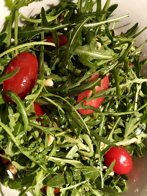 Rucculasalat med tomat og pinjenøtter