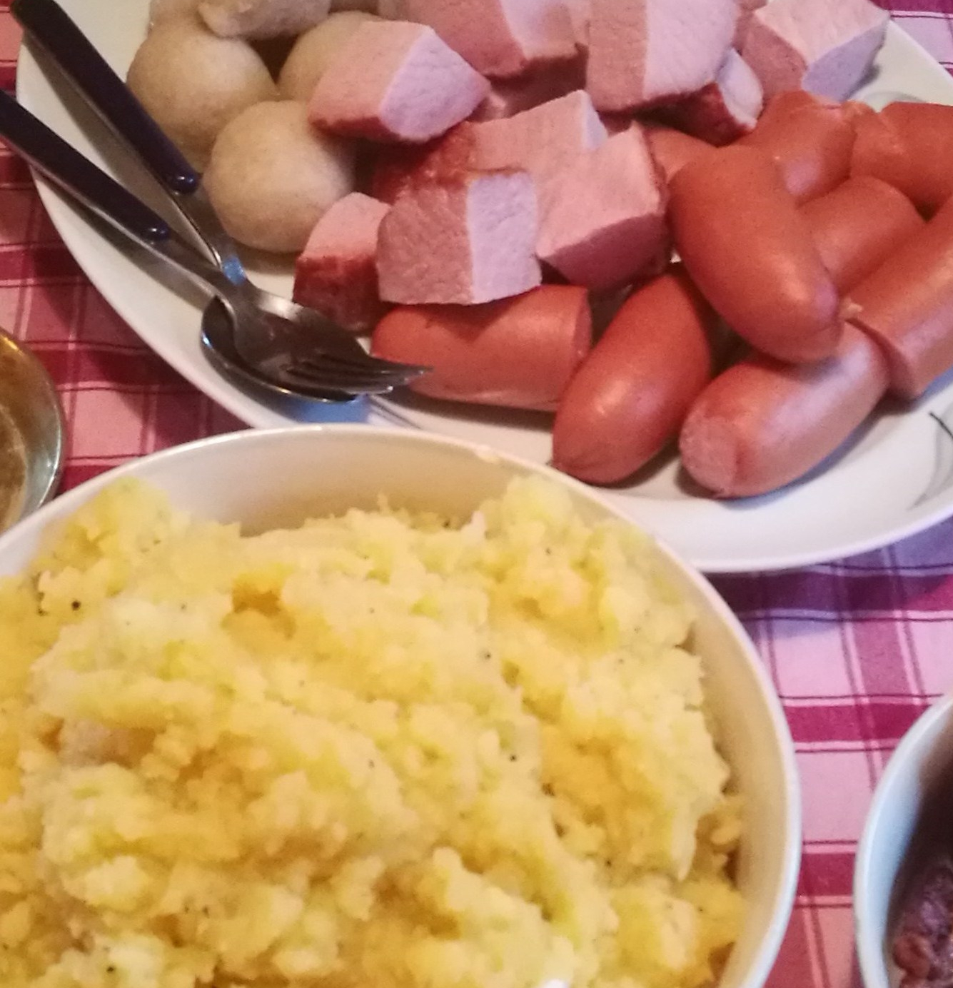 Potetball, salt kjøtt, pølse, bacon og kålrotstappe