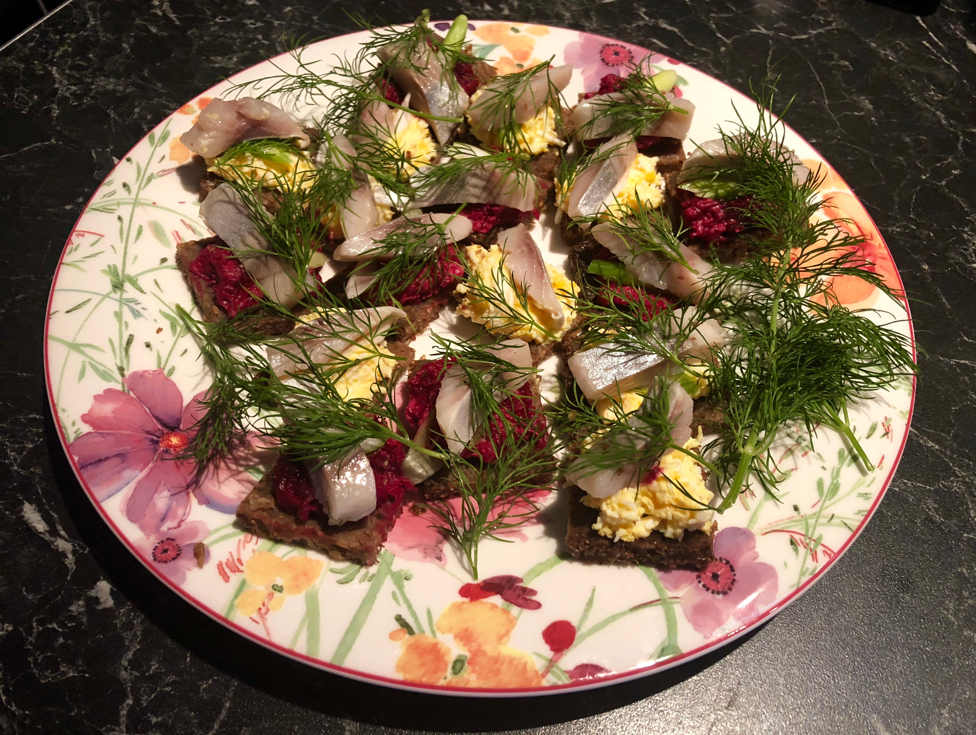 Smørbrød med sild, egg og rødbeter