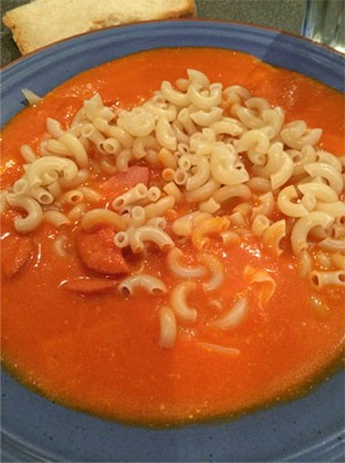 Barnevennlig glatt tomatsuppe, tilsatt melk, pølse, ost og makaroni