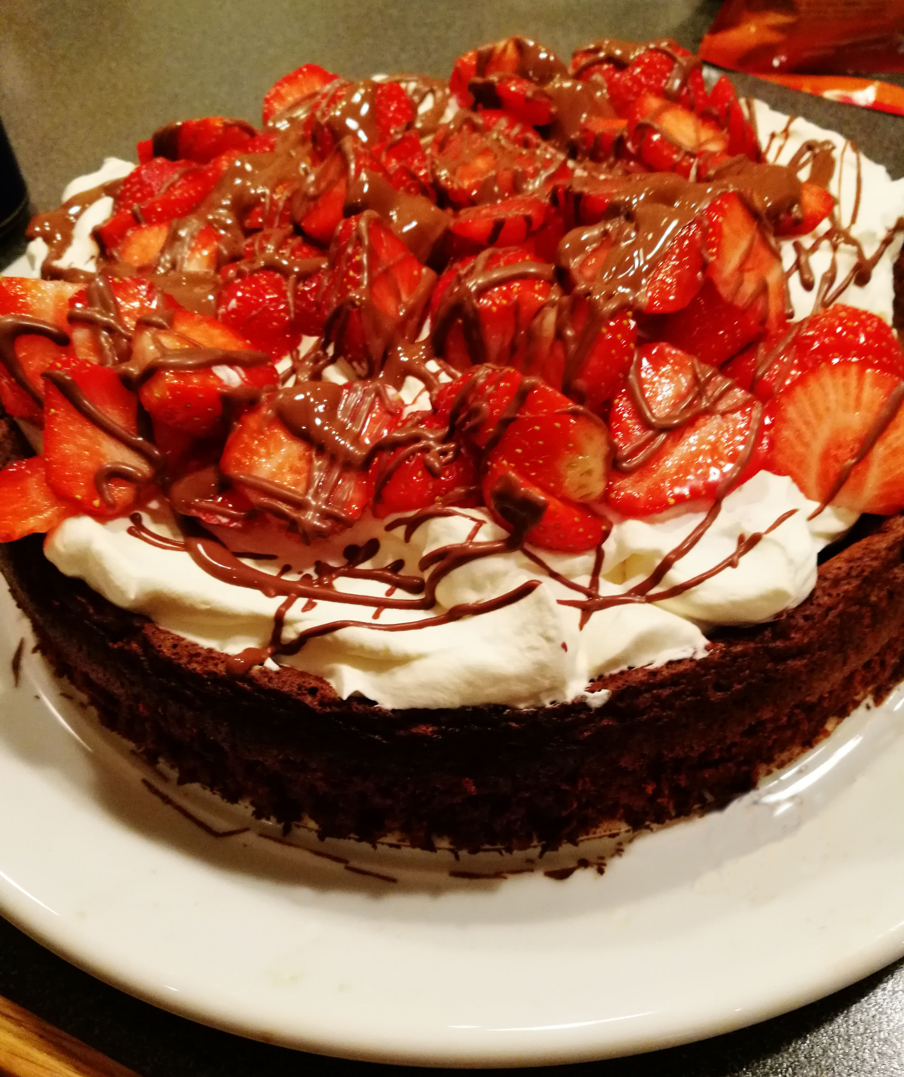 Myk sjokoladekake med krem og jordbær til Valentinsdagen https://heidisboble.no/ @heidisboble