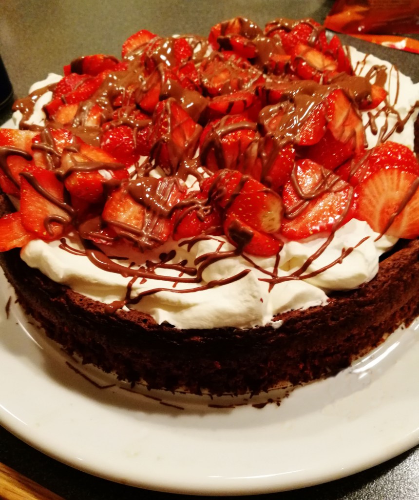 Myk sjokoladekake med krem og jordbær til Valentinsdagen