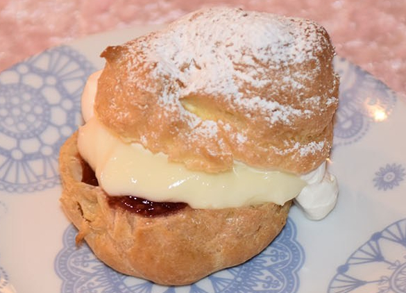 Vannbakkels med vaniljekrem, krem og bringebærsyltetøy