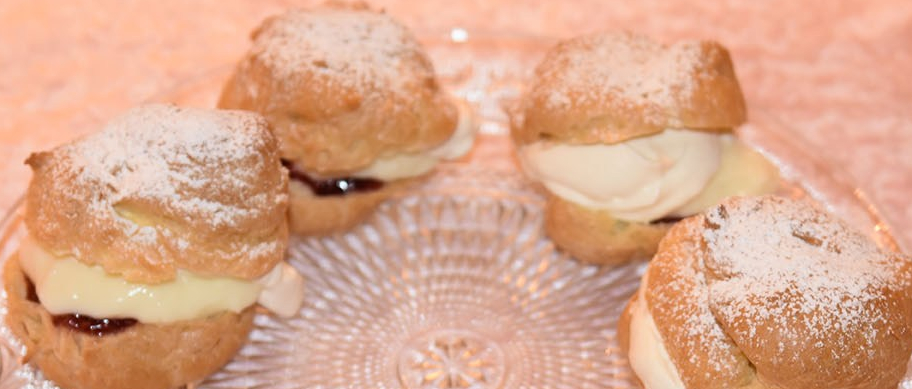 Vannbakkels med vaniljekrem, krem og bringebærsyltetøy