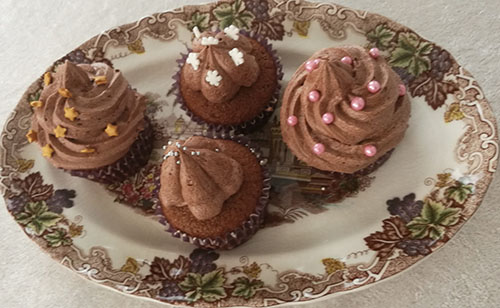 Fire sjokolademuffins på et fat