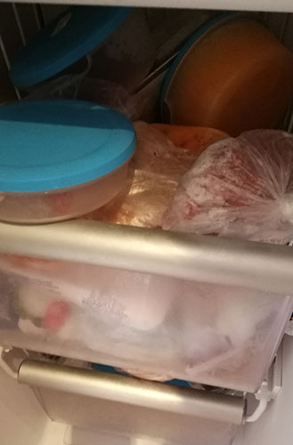 Full fryser = Bingo middag
Jeg startet litt sent med bingomiddag i år! Det er vel fordi jeg er så opptatt av bloggen, og hva jeg skal poste her.  Men nå er det virkelig på tide å begynne med bingomiddager. Skal du på bingo? Lurer du vel på. Men, nei da! Ikke sånn bingo som du tenker på! Fryserbingo, det er det det er snakk om her. I løpet av høsten og vinteren er jeg veldig, og da mener jeg VELDIG flink til å legge mat i fryseren. I tillegg har jeg en filosofi som sier at at kan fryses (unntatt filodeig,men det kan vi komme tilbake til en annen gang). Det jeg derimot ikke er så flink til, er å ta maten ut av fryseren igjen. Så når våren kommer - er fryseren stappende full, og da skal den jo gjerne være tom før sommeren! Så bingomiddag fungerer sånn: Jeg stikker hånden inn i fryseren , griper fatt i noe, og roper BINGO! Det blir dagens middag! Lurt ikke sant? 