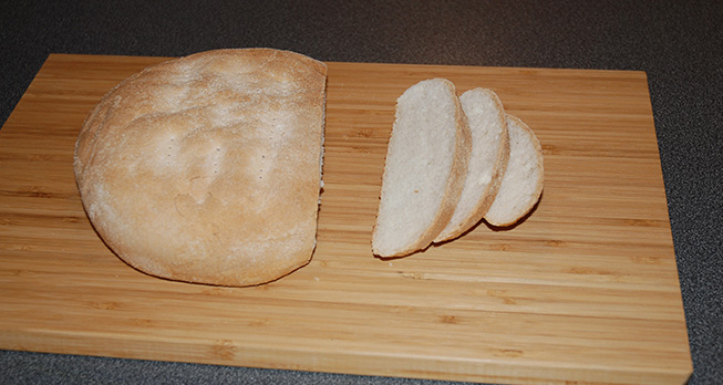 I går bakte jeg brød med semulegryn. Det er nok et av de beste brødene i min bakebok. Dette brødet er enkelt å lage. Det smaker utrolig godt. Det er et flott frokost- og matpakkebrød, for det smaker utrolig godt med pålegg. Passer utmerket til gryteretter, pasta og ikke minst mat fra midtøsten som for eksempel Tagine med kalkun.