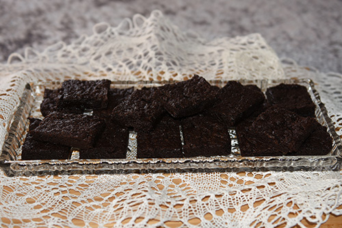 150 g Smør (smeltet, og avkjølt) 4 ss Kakaopulver 1 ½ dl Hvetemel 1 ½ ts Vaniljesukker 3 dl Sukker ½ ts Salt 2 Egg