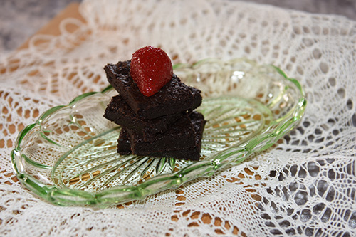 150 g Smør (smeltet, og avkjølt) 4 ss Kakaopulver 1 ½ dl Hvetemel 1 ½ ts Vaniljesukker 3 dl Sukker ½ ts Salt 2 Egg