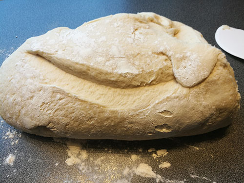 Deigen til fastelavnsbollene Fastelavnsboller etter oppskrift fra Baker Brun Ingredienser 6 dl Melk 150 g Smør 1 pk Gjær 1 kg Hvetemel 1½ dl Sukker 1 Egg (sammenvispet) Kremfløte