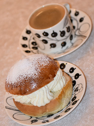 Fastelavnsboller etter oppskrift fra Baker Brun Ingredienser 6 dl Melk 150 g Smør 1 pk Gjær 1 kg Hvetemel 1½ dl Sukker 1 Egg (sammenvispet) Kremfløte