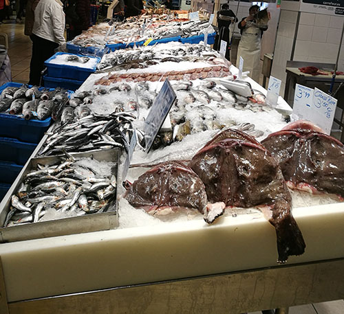 Fersk fisk i nærbutikken på hjørne