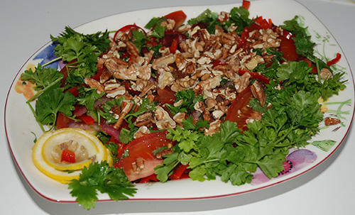 Det finnes mange varianter av denne smakfulle salaten, men jeg liker min versjon best, og den vil jeg gjerne dele med dere. Det antas at salaten først var oppfunnet i Georgia, og derfor kalles den Tbilisi etter hovedstaden i Georgia. Salaten er veldig smaksrik og består blant annet av aromatiske urter, hvitløk, sitronsaft og rødløk. Jeg har laget denne salaten med stekt biff, men jeg foretrekker en vegetarisk versjon uten kjøtt. Tomater passer utmerket i denne salaten!