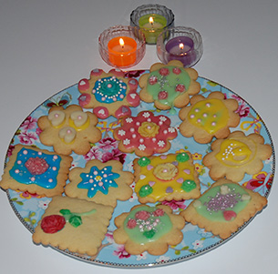 I går bakte jeg glasurpletter etter oppskrift fra baker Brun. (Baker Brun (2018) "Våre beste oppskrifter. 125 år med tradisjonsbakst". Side 66-67). De ble kjempe gode både med og uten melis - en skikkelig hit i heimen! Så fikk vi besøk, og der satt vi, 4 godt voksne og pyntet plettene: Vi klisset med melis, lagde marsipan roser, slåss om kakestrøet- omtrent som vi var seks år igjen. Vi storkoste oss - Dette var skikkelig gøy!