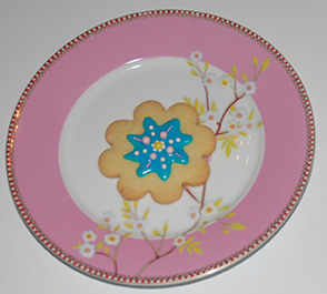 I går bakte jeg glasurpletter etter oppskrift fra baker Brun. (Baker Brun (2018) "Våre beste oppskrifter. 125 år med tradisjonsbakst". Side 66-67). De ble kjempe gode både med og uten melis - en skikkelig hit i heimen! Så fikk vi besøk, og der satt vi, 4 godt voksne og pyntet plettene: Vi klisset med melis, lagde marsipan roser, slåss om kakestrøet- omtrent som vi var seks år igjen. Vi storkoste oss - Dette var skikkelig gøy!