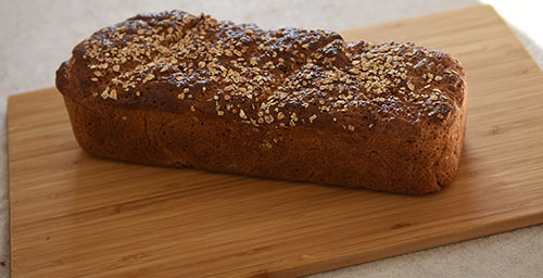 Baker Brun (2018) Våre beste oppskrifter. 125 år med tradisjonsbakst, (side 19; Grovt havrebrød) Grovt havrebrød etter oppskrift fra Baker Brun Ingredienser: Bløtlegging: 6 dl Vann 300 g Havregryn (lettkokte) 150 g Sammalthvete (grov) 100 g Havrekli Deig: 750 g Hvetemel 2 ts Salt 2 ss Sukker 4 dl Melk (skummet) ½ dl Rapsolje 1 pk Gjær Egg og havregryn