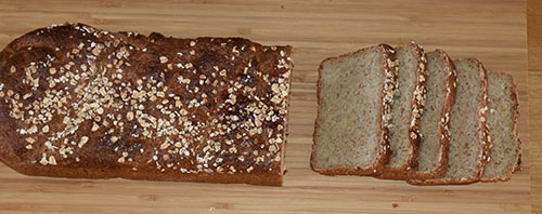 Baker Brun (2018) Våre beste oppskrifter. 125 år med tradisjonsbakst, (side 19; Grovt havrebrød) Grovt havrebrød etter oppskrift fra Baker Brun Ingredienser: Bløtlegging: 6 dl Vann 300 g Havregryn (lettkokte) 150 g Sammalthvete (grov) 100 g Havrekli Deig: 750 g Hvetemel 2 ts Salt 2 ss Sukker 4 dl Melk (skummet) ½ dl Rapsolje 1 pk Gjær Egg og havregryn