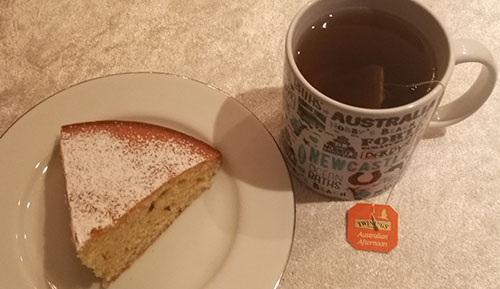 Hvorfor ikke bake en Irsk Te-kake i dag og drikke te til. Det må vel bli en flott søndags ettermiddag? Selv jukset jeg litt og bakte jeg denne i går. Vi spiste ikke opp hele kaka, og den smakte (nesten) like godt i dag. :-)