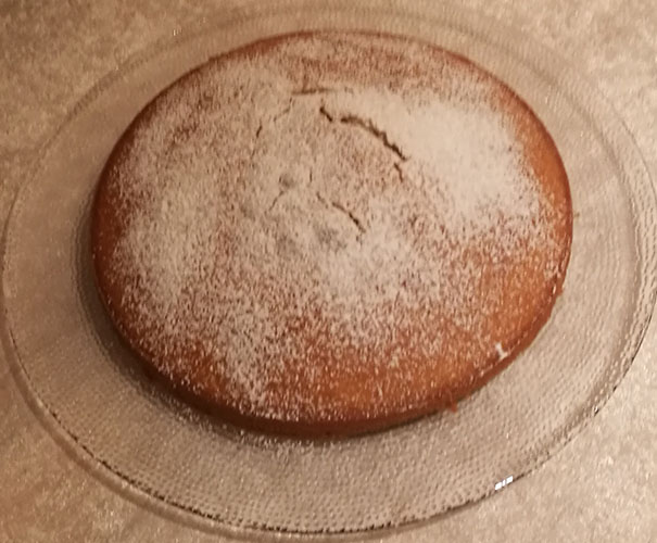 Hvorfor ikke bake en Irsk Te-kake i dag og drikke te til. Det må vel bli en flott søndags ettermiddag? Selv jukset jeg litt og bakte jeg denne i går. Vi spiste ikke opp hele kaka, og den smakte (nesten) like godt i dag. :-)