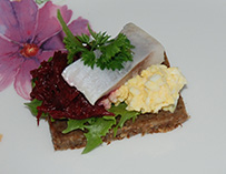 Trenger du en idé til enkelt og fin forrett, da kan du lage lekre smørbrød med sild og rødbeter. Disse lekre smørbrødene passer godt til øl også