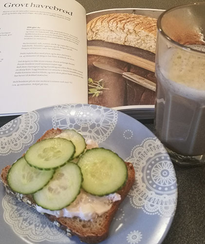 Grovt havrebrød etter oppskrift fra Baker Brun (2018) Våre beste oppskrifter. 125 år med tradisjonsbakst, (side 19; Grovt havrebrød)