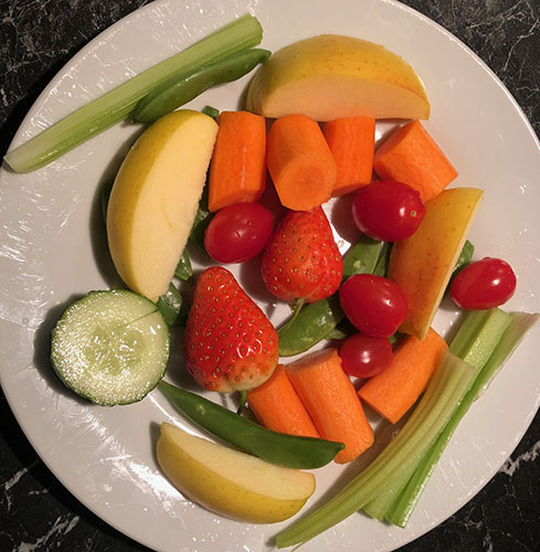 Jeg vasker og skjærer opp frukt og grønt kvelden før og legger dem klar til å sende med som frukt til lunsj, snacks eller mellommål til jobb og skole