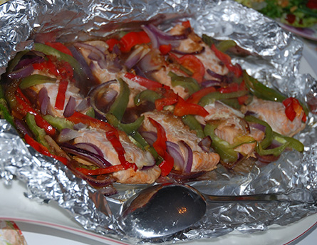 Dette er en enkel, sunn og spennende rett som både smaker godt og ser flott ut. Her er det marinaden/sausen som gir den spennende smaken til både laksen og grønnsakene. Serveres med ris eller potetmos, stekte poteter, kokte poteter ja alle former for poteter passer vel her. Dropper du poteter og ris, blir dette en veldig lett og sunn lavkarbo middag.