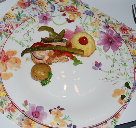 Dette er en enkel, sunn og spennende rett som både smaker godt og ser flott ut. Her er det marinaden/sausen som gir den spennende smaken til både laksen og grønnsakene. Serveres med ris eller potetmos, stekte poteter, kokte poteter ja alle former for poteter passer vel her. Dropper du poteter og ris, blir dette en veldig lett og sunn lavkarbo middag.