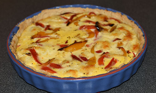 Paprikapai, med rød og gul paprika. Smaker utrolig godt! Server enten varm, lunken eller kald gjerne sammen med en grønnsalat og et godt brød