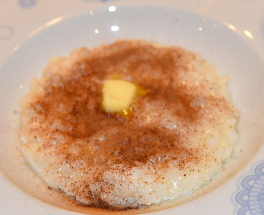 Risengrynsgrøt med sukker, kanel og smørøye