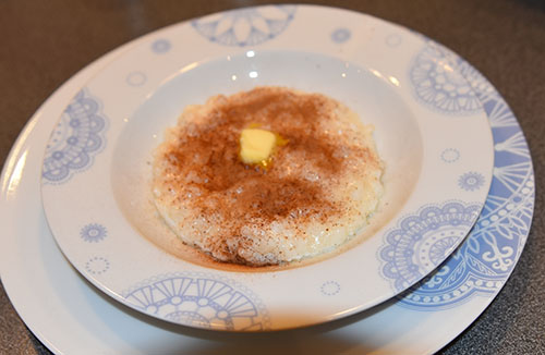 Risengrynsgrøt med sukker, kanel og smørøye