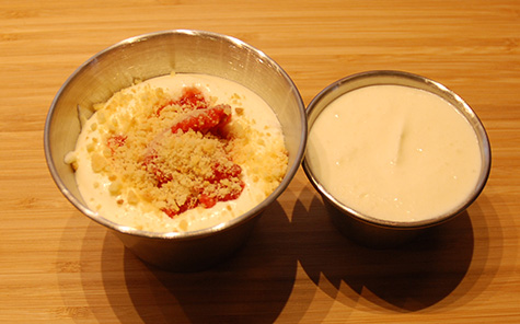 I kveld skal jeg ha søskenbarntreff, og jeg gleder meg skikkelig. Det skal bli så gøy å treffe alle søskenbarna igjen, for jeg har så «veldig mange». Nei da, alle kommer og vi blir ikke flere enn åtte: Mine to søskenbarn og min lillesøster, alle med sine ektefeller, ja også blir det meg og Odd da. Da er alle fire søskenbarna tilstede. Gleder meg skikkelig! Akkurat nå holder jeg på å lage kveldens dessert! Det skal bli en aldeles nydelig semifreddo med jordbær og kakesmuler. Semifreddo er italiensk og betyr rett og slett halvfryst, og er en form for «iskrem». Strengt tatt er den likevel ikke iskrem, siden iskrem lages på en base av eggekrem, mens denne lages på eggedosis, krem og mascarpone. uansett den er ganske enkel å lage og smaker utrolig godt