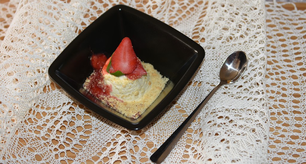 I kveld skal jeg ha søskenbarntreff, og jeg gleder meg skikkelig. Det skal bli så gøy å treffe alle søskenbarna igjen, for jeg har så «veldig mange». Nei da, alle kommer og vi blir ikke flere enn åtte: Mine to søskenbarn og min lillesøster, alle med sine ektefeller, ja også blir det meg og Odd da. Da er alle fire søskenbarna tilstede. Gleder meg skikkelig! Akkurat nå holder jeg på å lage kveldens dessert! Det skal bli en aldeles nydelig semifreddo med jordbær og kakesmuler. Semifreddo er italiensk og betyr rett og slett halvfryst, og er en form for «iskrem». Strengt tatt er den likevel ikke iskrem, siden iskrem lages på en base av eggekrem, mens denne lages på eggedosis, krem og mascarpone. uansett den er ganske enkel å lage og smaker utrolig godt