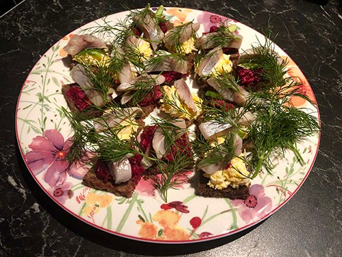 Smørbrød med sild, egg og rødbeter