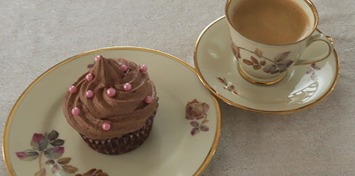 sjokolademuffins med topping og rosa kuler