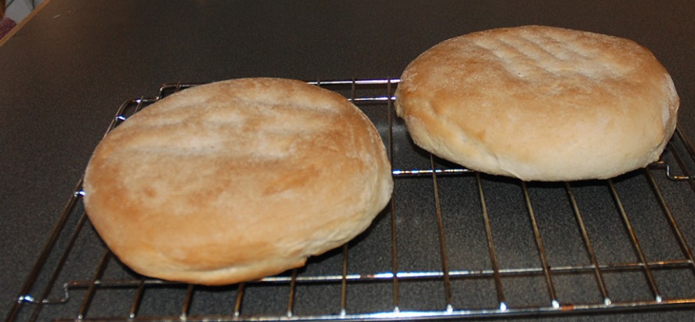 I går bakte jeg brød med semulegryn. Det er nok et av de beste brødene i min bakebok. Dette brødet er enkelt å lage. Det smaker utrolig godt. Det er et flott frokost- og matpakkebrød, for det smaker utrolig godt med pålegg. Passer utmerket til gryteretter, pasta og ikke minst mat fra midtøsten som for eksempel Tagine med kalkun.