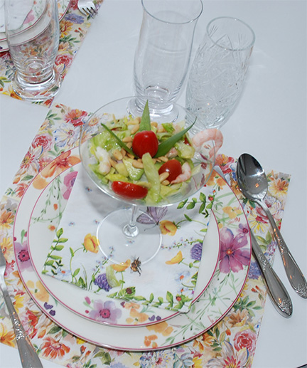 Vårsalat med reker. Trenger du inspirasjon til lett og enkelt måltid, kan du lage denne friske salaten med reker. Vårgrønn avokado, fargerike cherrytomater, crispy isbergsalat blandet sammen med reker og pinjekjerner, blir til en frisk og delikat salat.