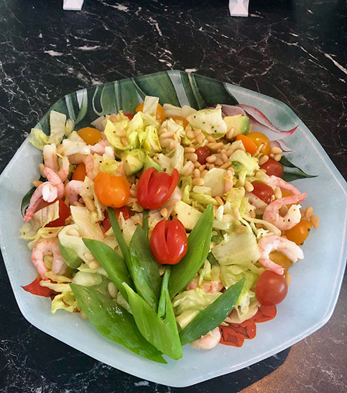 Vårsalat med reker Trenger du inspirasjon til lett og enkelt måltid, kan du lage denne friske salaten med reker. Vårgrønn avokado, fargerike cherrytomater, crispy isbergsalat blandet sammen med reker og pinjekjerner, blir til en frisk og delikat salat.
