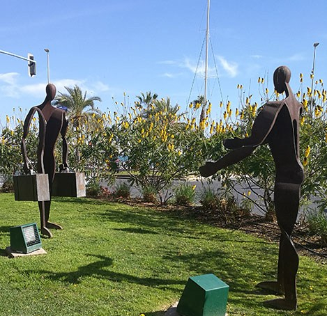 Velkommen ? 2 metallfigurer på promenade explanada de españa in alicante.