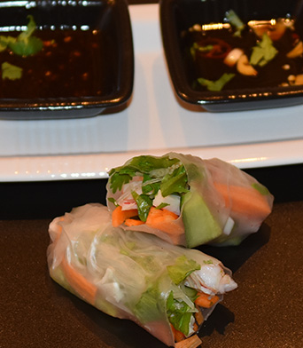 Hjemme hos oss bruker vi å ha de ulike de ulike ingrediensene i små skåler på bordet, og så dypper vi rispapiret i ei skål med varmt vann, forsyner oss med det vi vil ha på, og ruller vårrullen selv. Det er mer primitivt, men veldig sosialt og en hyggelig måte å spise dem på. Vi bruker en haug med servietter, og duken må vaskes etterpå, men denne måten å spise dem på anbefales på det sterkeste!