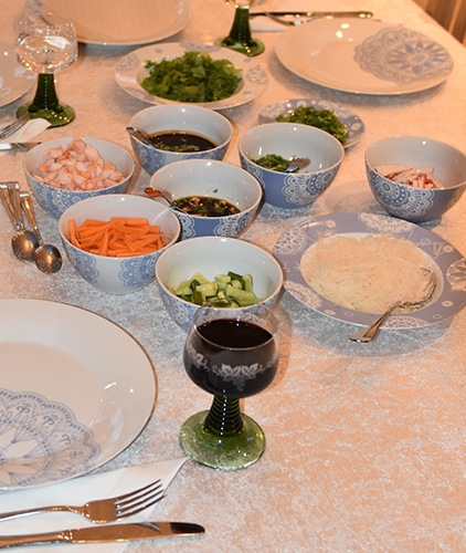 Hjemme hos oss bruker vi å ha de ulike de ulike ingrediensene i små skåler på bordet, og så dypper vi rispapiret i ei skål med varmt vann, forsyner oss med det vi vil ha på, og ruller vårrullen selv. Det er mer primitivt, men veldig sosialt og en hyggelig måte å spise dem på. Vi bruker en haug med servietter, og duken må vaskes etterpå, men denne måten å spise dem på anbefales på det sterkeste!