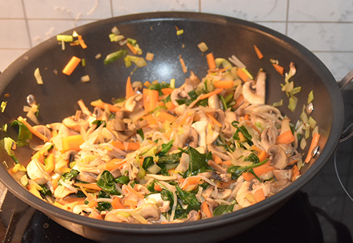 Wok med Eggenudler Olje (nøytral) Løk (tynne skiver) Gulrøtter (i staver) Sjampinjonger (i ¼ -deler) Spinat Bønnespirer Purreløk (i staver) Soyasaus (mørk) Sukker (brunt) Sesamolje Chiliolje (valgfritt)

https://heidisboble.no/
@heidisboble
