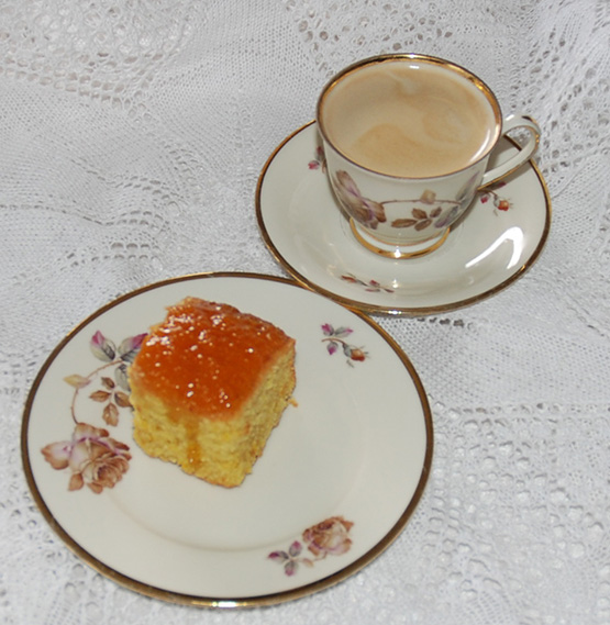 Appelsinkake med semule og kokos 5 Egg 175 g Sukker 160 g Semulegryn 90 g Kokos 3 ts Bakepulver 150 g Hvetemel 1 ts Vaniljeekstrakt (1 ss vaniljesukker) 2 ss Appelsinskall (revet) 250 g Margarin, smeltet og avkjølt i 10 minutter